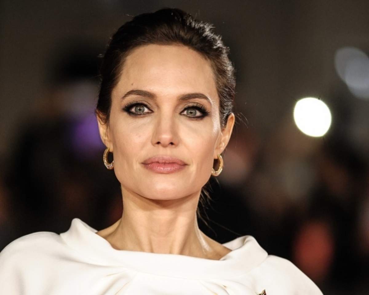 Angelina Jolie este una dintre cele mai sexy femei de pe planetă! Iată cum arata când avea 4 ani! Nu o să o recunoşti!
