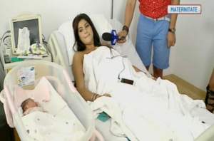 Zâmbitoare pe patul de spital! Prima imagine cu Roxana Dobre după ce a născut