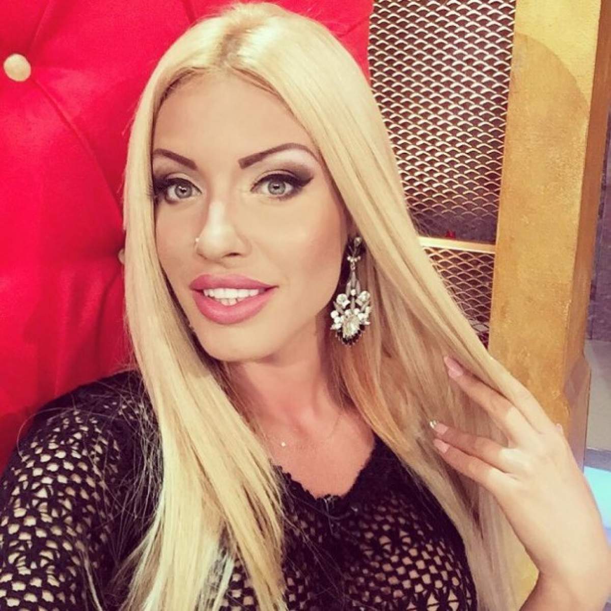 Loredana Chivu încinge iar bărbaţii!  Blonda şi-a etalat din nou decolteul generos pe internet!