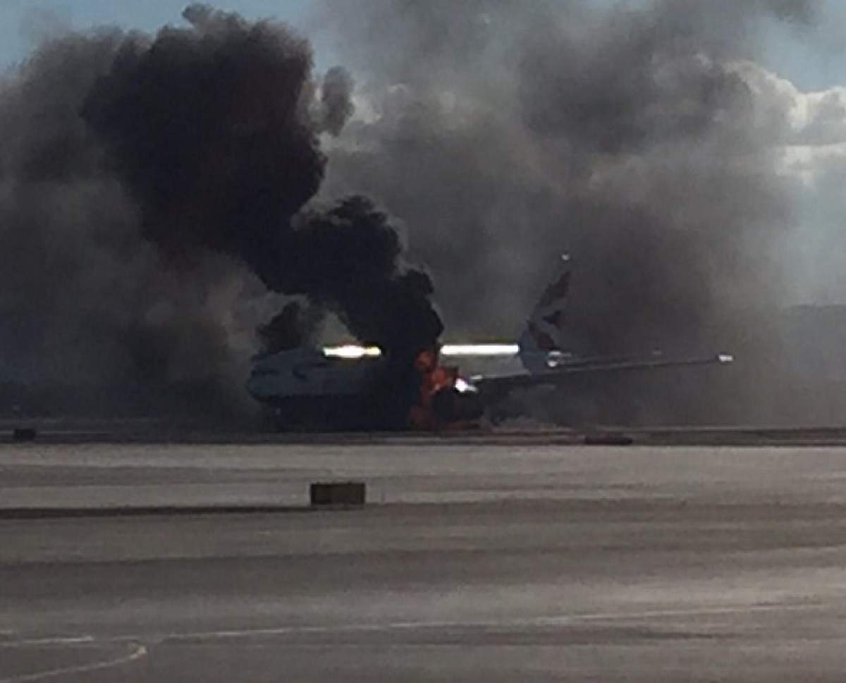 VIDEO / Panică pe aeroport! Un avion cu 159 de pasageri la bord a izbucnit în flăcări