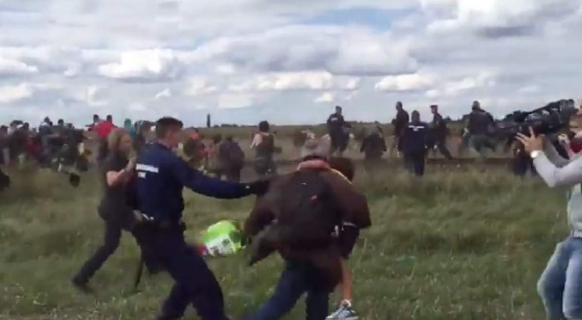 VIDEO / Angajata unei televiziuni din Ungaria, concediată după ce apare în imagini lovind refugiaţi