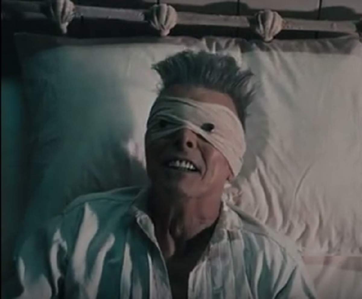 VIDEO / A murit la trei zile după ce a lansat clipul piesei "Lazarus"! Ultimele imagini cu David Bowie în viaţă