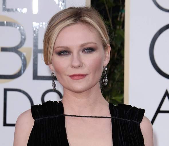 FOTO / Fără sutien pe covorul roșu. Kirsten Dunst a făcut senzație cu rochia sa, la Globurile de Aur