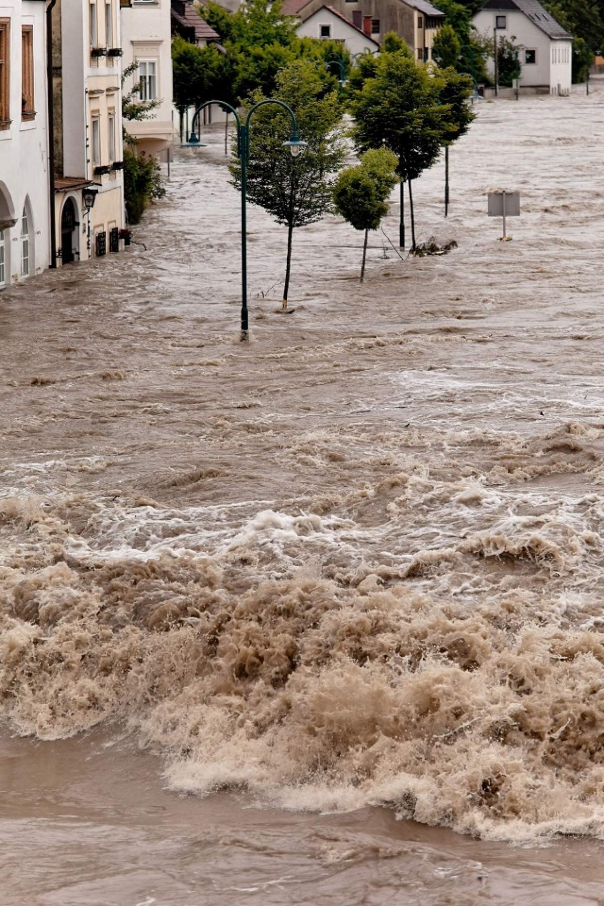 VIDEO / Pericol de inundații. Hidrologii au emis Cod portocaliu. Care sunt zonele vizate