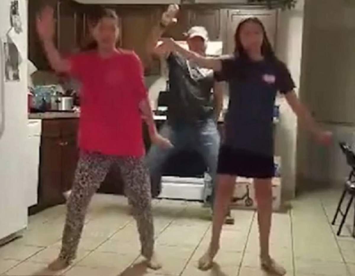 VIDEO / O să râzi cu lacrimi! Un tată îşi imită fiicele în timp ce dansează. Vai, ce mişcări are!