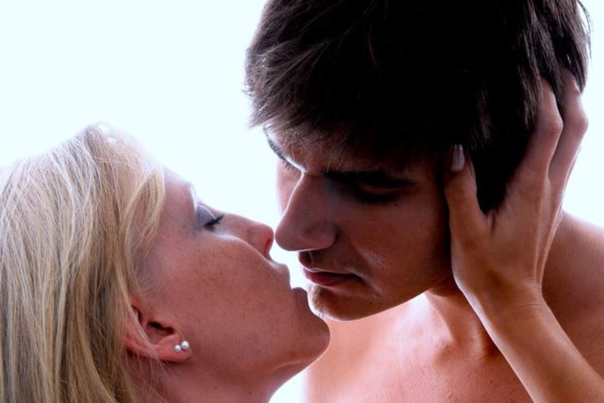 ÎNTREBAREA ZILEI - MARŢI: Ce beneficii are sărutul asupra organismului nostru?