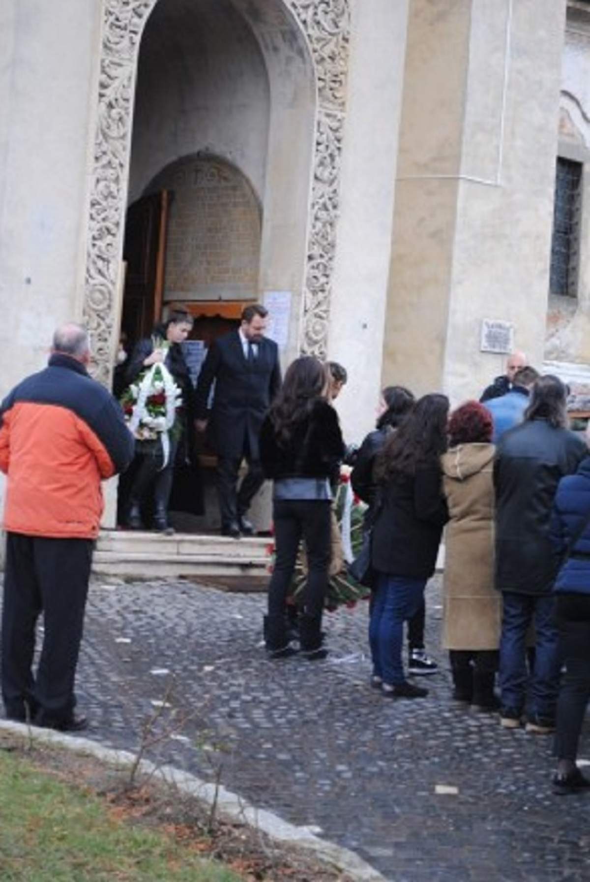 FOTO / Tatăl lui Horia Brenciu a fost înmormântat. Artistul și-a luat la revedere de la părintele său, cu ochii în lacrimi