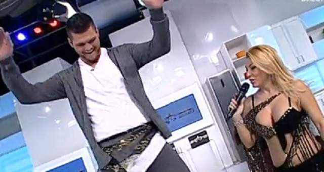 VIDEO / I-a pus bănuţii de talie şi a început să dea din fund în platou! Ce prezentator TV a uimit-o chiar şi pe Jasmine, dansatoarea din buric