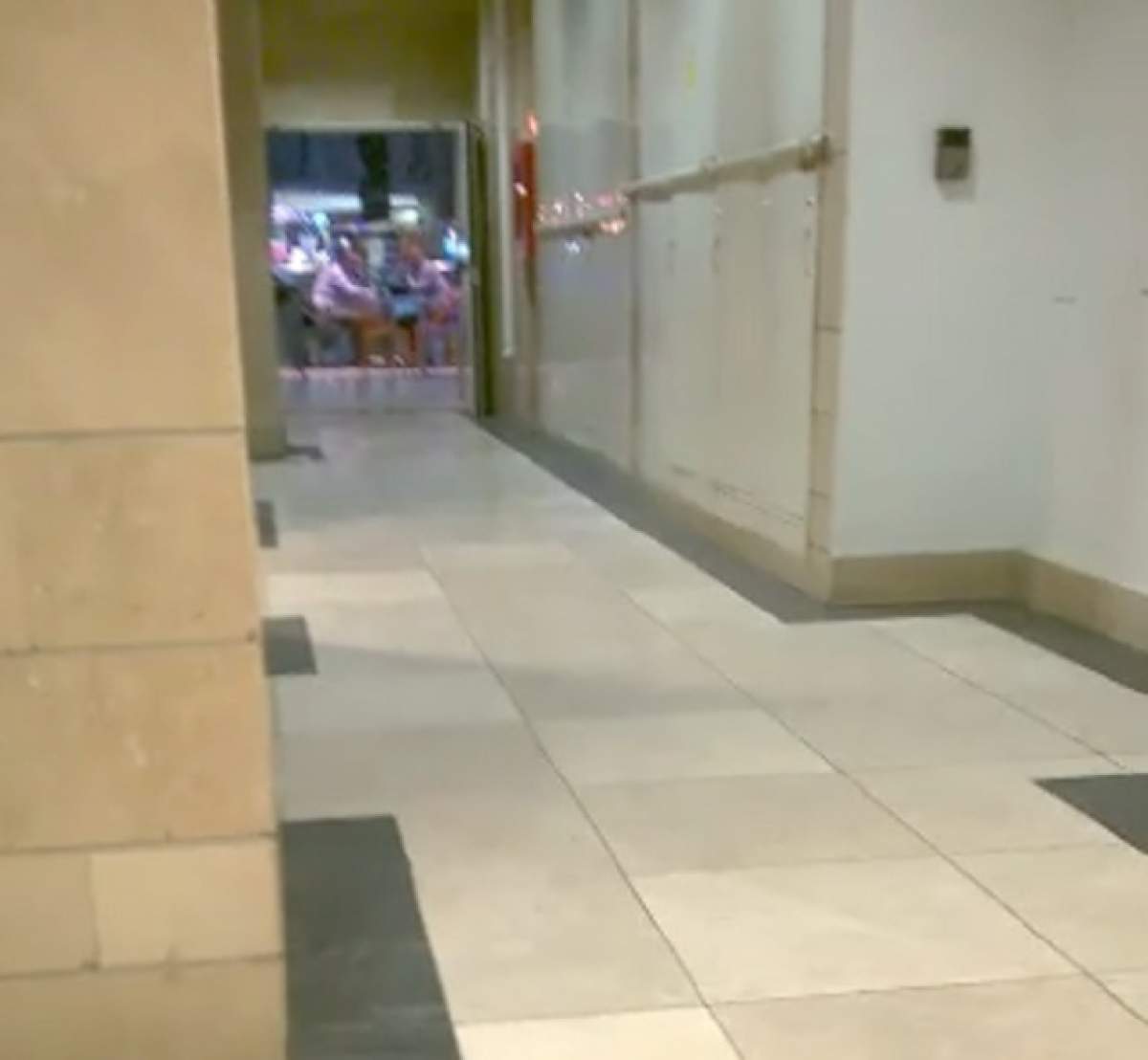 VIDEO / Au vrut să meargă la baie într-un mall din centrul Capitalei şi s-au îngrozit! Peste ce au dat cu câţiva metri înainte de uşa fetelor: "Făcea un act de curaj filmând asta"