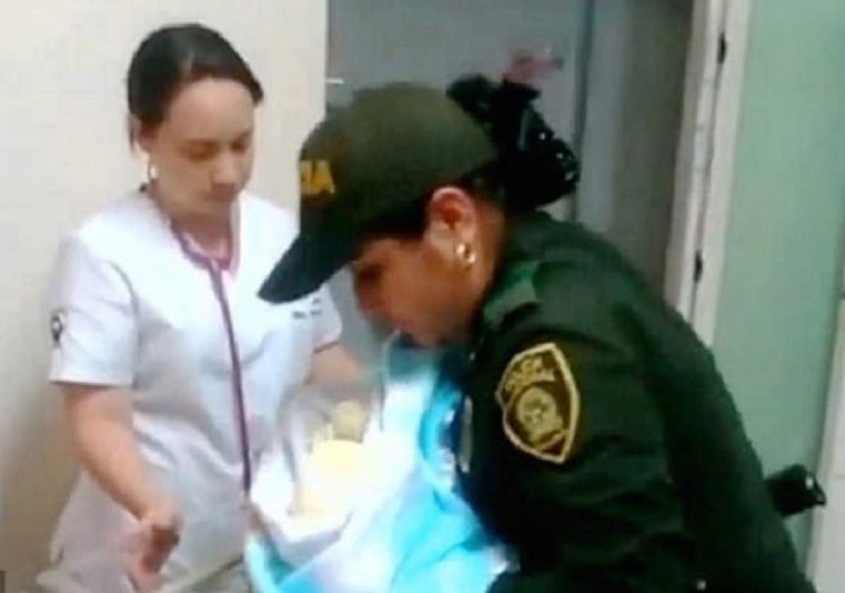VIDEO EMOȚIONANT! Ce face o polițistă atunci când vede un bebeluș abandonat. Imaginile au făcut înconjurul lumii
