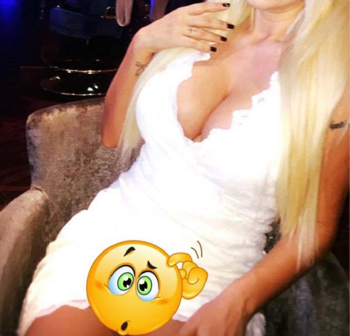 E sexy şi ştie să înnebunească bărbaţii! O blondă celebră a uitat de fusta scurtă şi a arătat TOT TOT TOT