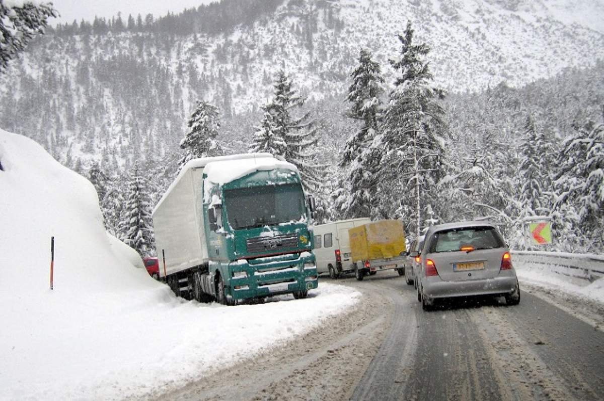 Atenție cum circulați astăzi! O porțiune de autostradă și mai multe drumuri naționale au fost închise