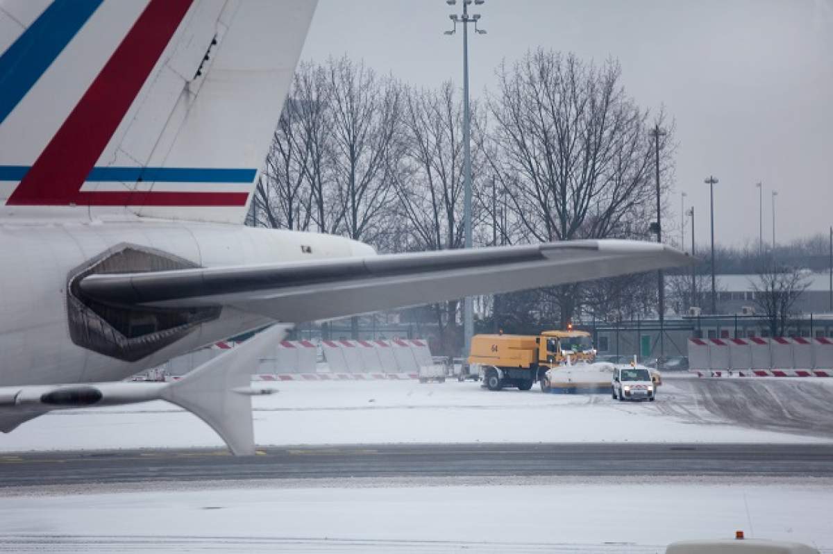 Situația de pe aeroporturile din București. Cum se circulă din cauza codului portocaliu de ninsore