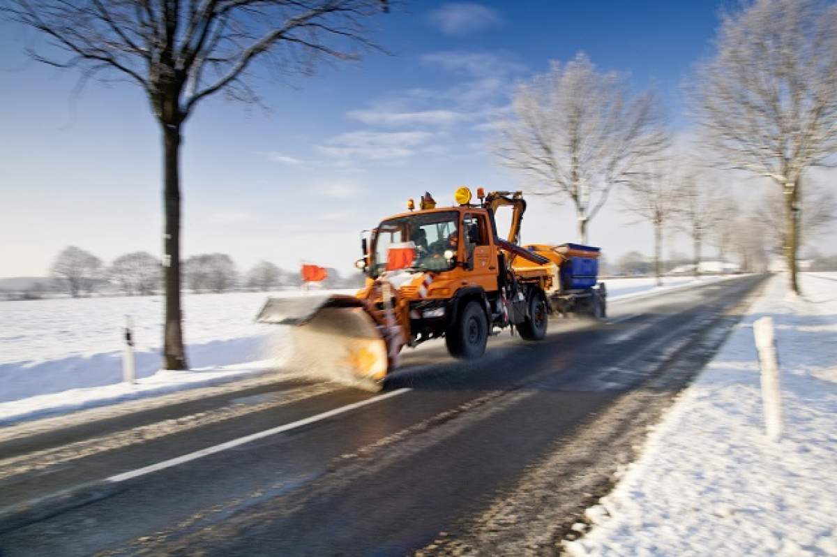 Noi drumuri închise în țară, din cauza zăpezii. Citiți lista înainte de a pleca de acasă