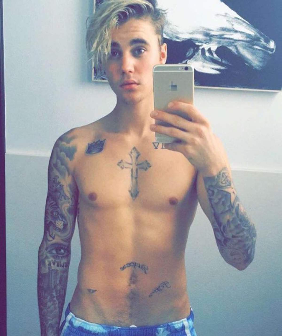 Mai avea puțin și îi cădea prosopul. Cum le-a arătat Justin Bieber fanilor că și-a schimbat din nou look-ul