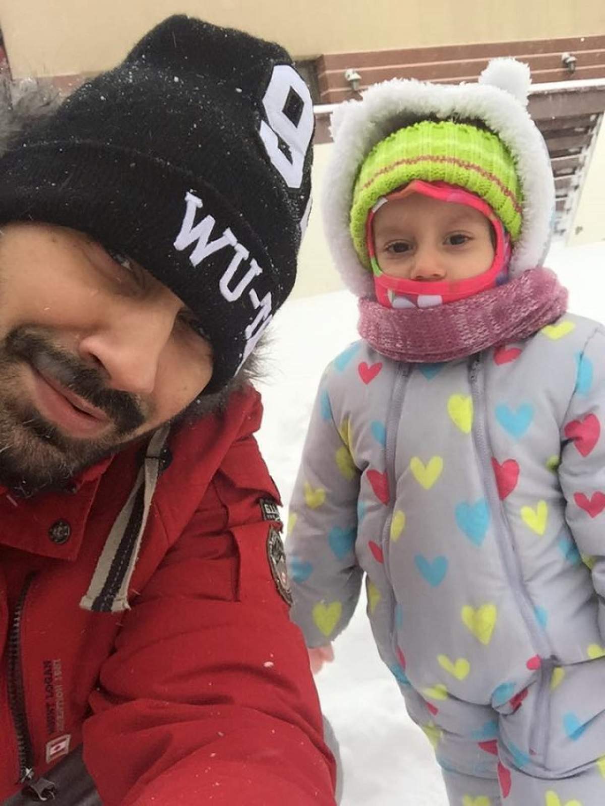 VIDEO /  Pe scenă - vedetă, acasă - soţ şi tată cu normă întreagă! Connect-R, la joacă în zăpadă cu fiica şi nevasta. Ce drăguţ o răsfaţă pe Misha