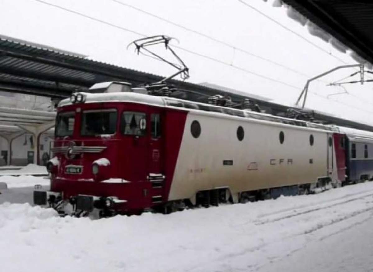 Atenţie! Nu vă aventuraţi să plecaţi din casă.  39 de trenuri, anulate din cauza ninsorii şi viscolului