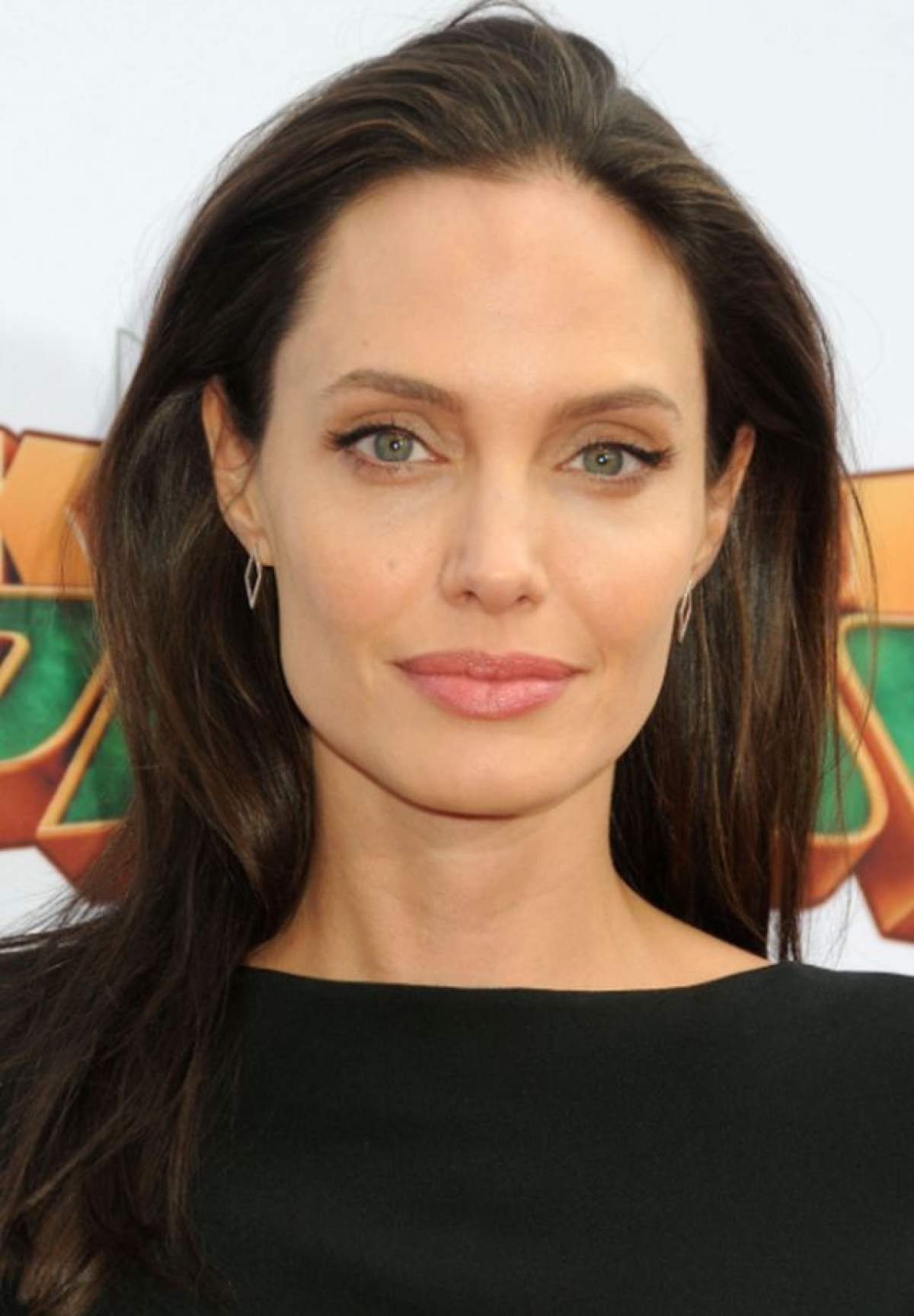 FOTO / A fost una dintre cele mai sexy femei de pe planetă, dar a ajuns numai piele şi os! Cum arată Angelina Jolie?