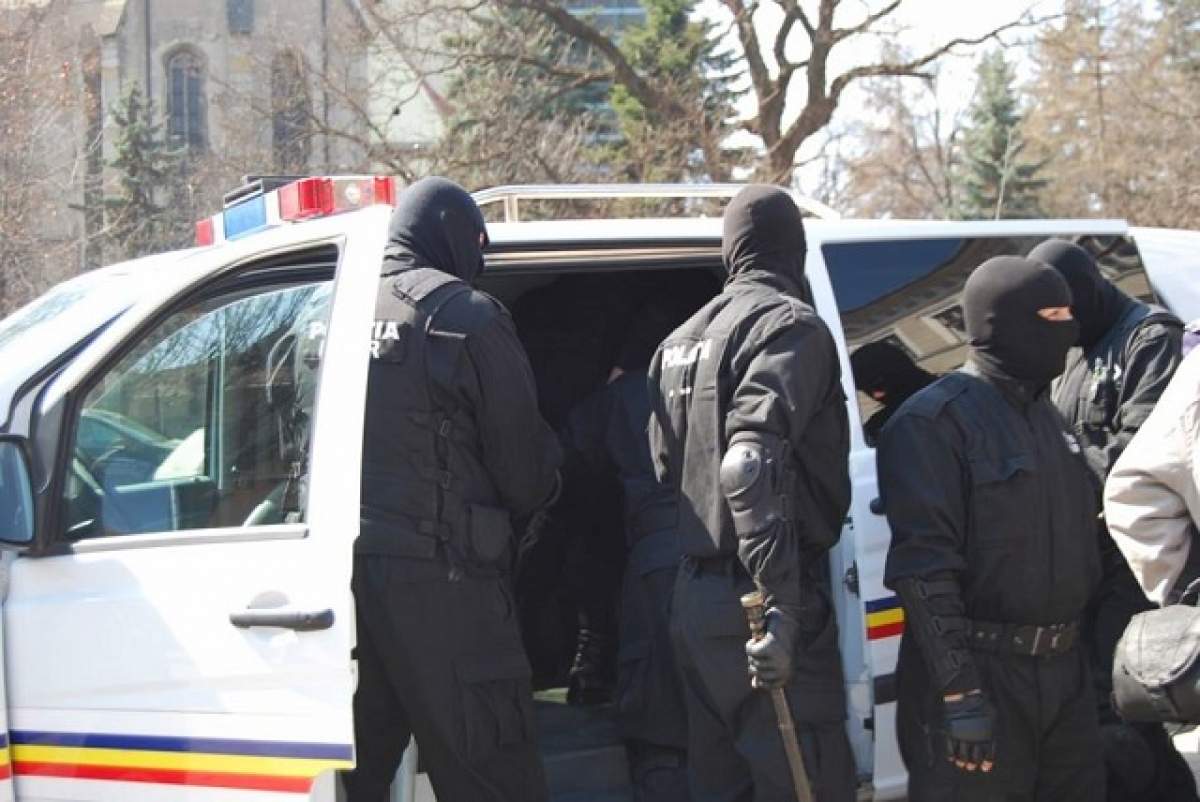 Grenade, arme de foc, săbii şi droguri, descoperite de poliţişti după 125 de percheziţii
