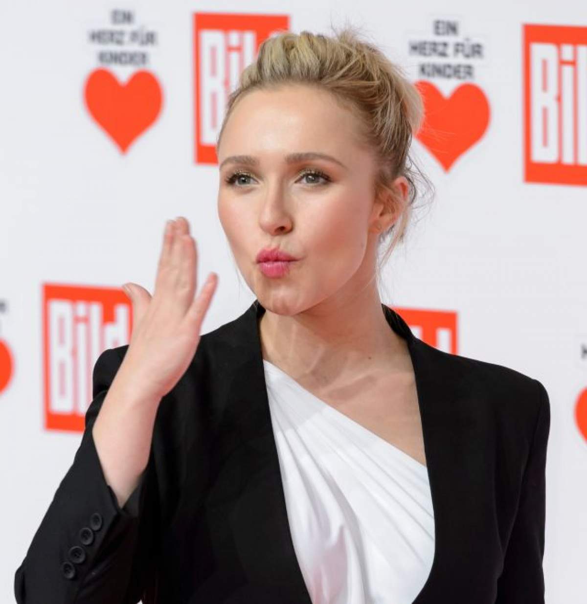 FOTO / Hayden Panettiere, prima apariţie în public după ce a născut! Blonda a impresionat printr-un decolteu ameţitor