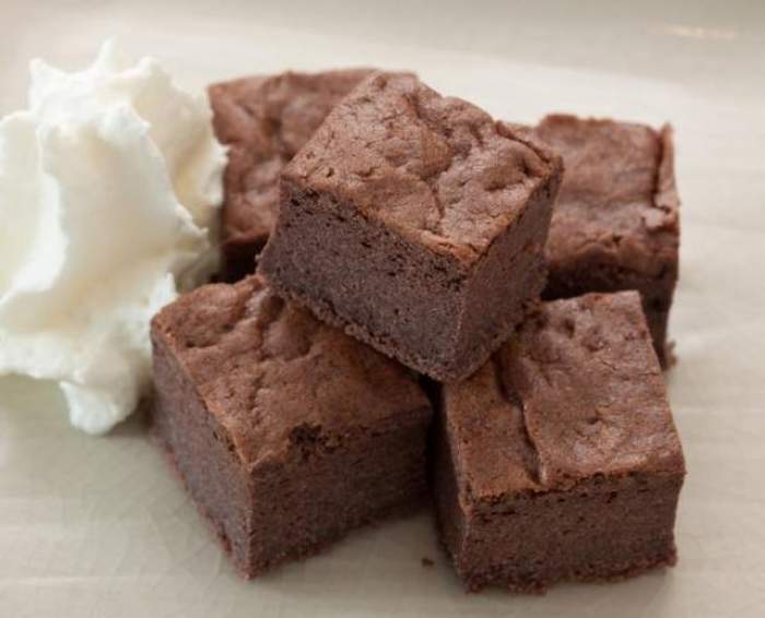 REŢETA ZILEI - LUNI: Prăjitura cu ciocolată din două ingrediente. Uşor de făcut, gata în câteva minute