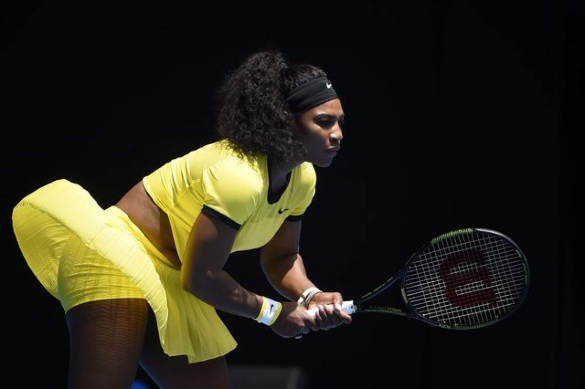 FOTO / Oare cum poate face performanţă aşa? Serena Williams, "sugrumată" de costum pe terenul de tenis