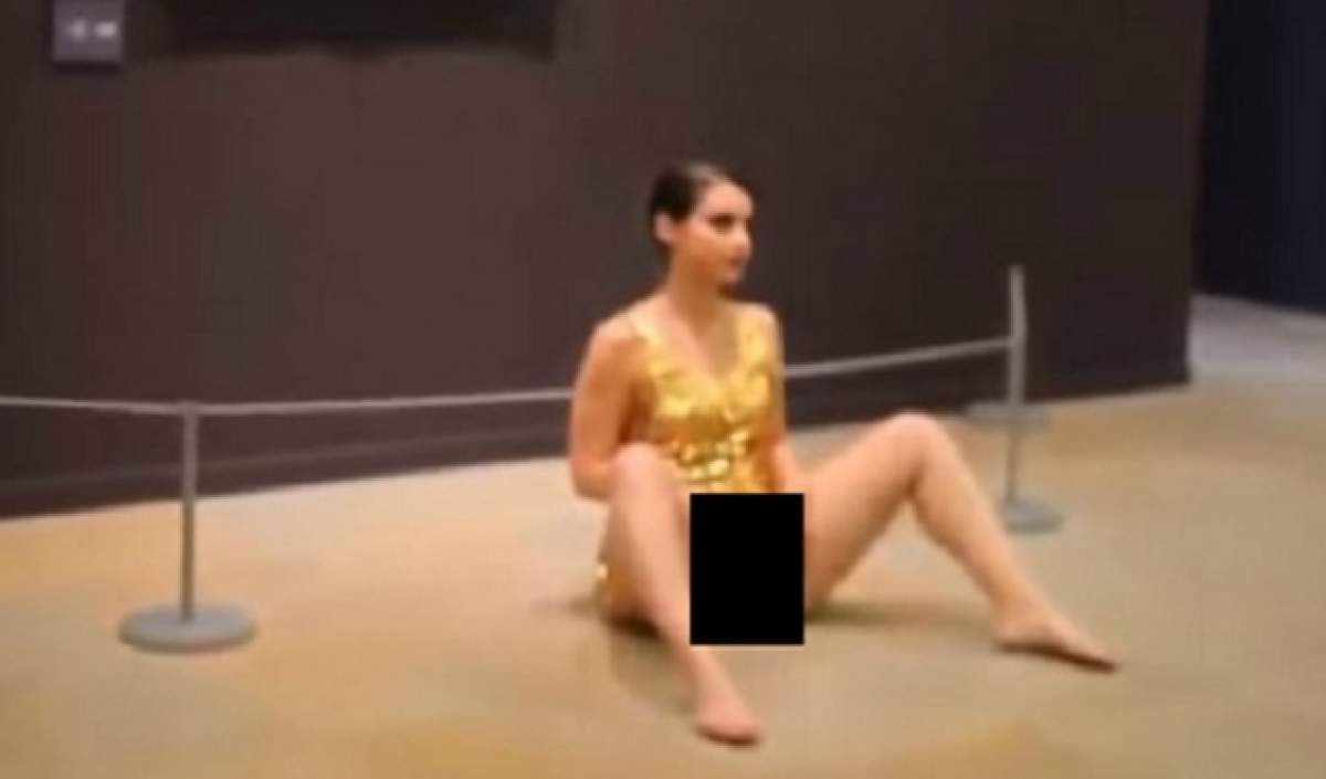 VIDEO / A stat cu picioarele desfăcute într-o expoziţie de picturi! Motivul pentru care o artistă a renunţat la chiloţi în public