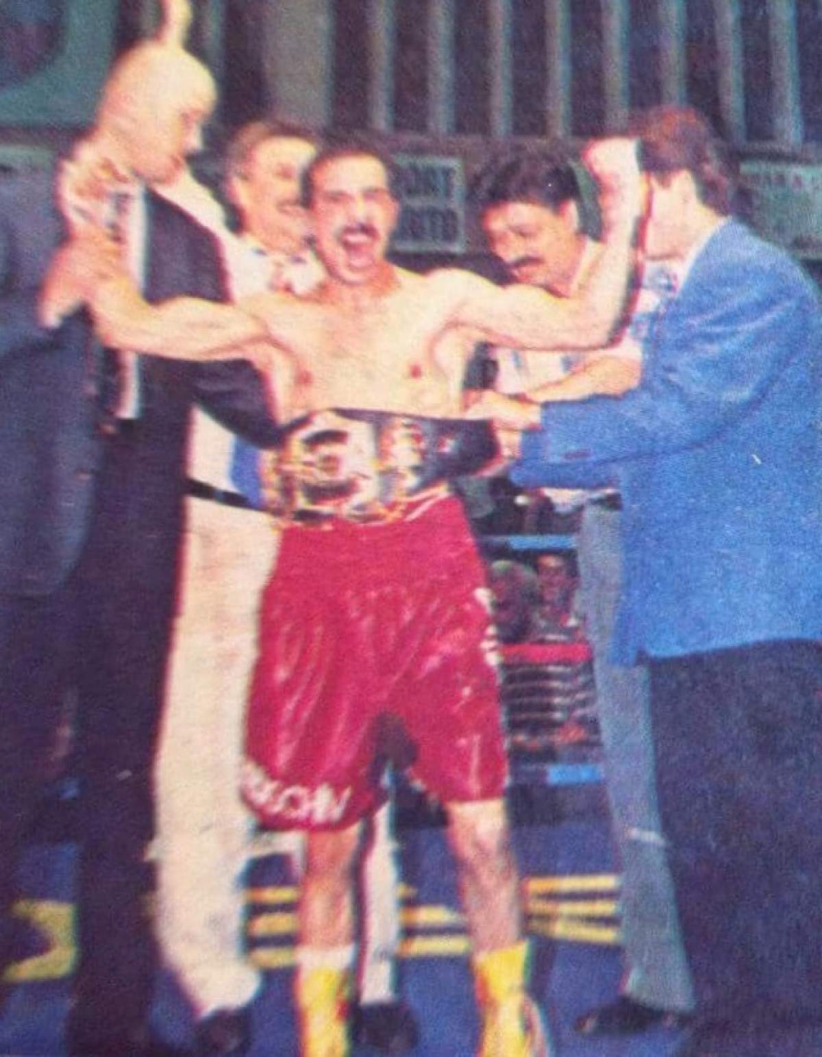 Poate ar fi trebuit să renunţe la mănuşi... Primul român campion mondial la box, prins în timp ce fura din buzunare!
