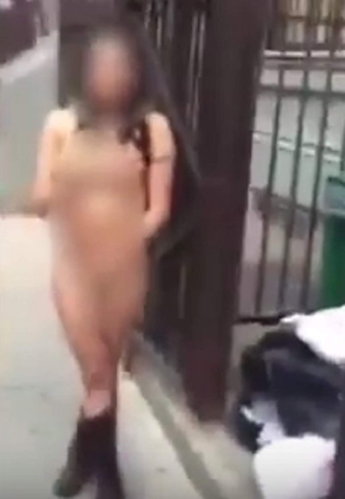 VIDEO / Imagini virale! Şi-a obligat soţia să meargă dezbrăcată pe străzi, după ce a prins-o că vorbea cu alţi bărbaţi