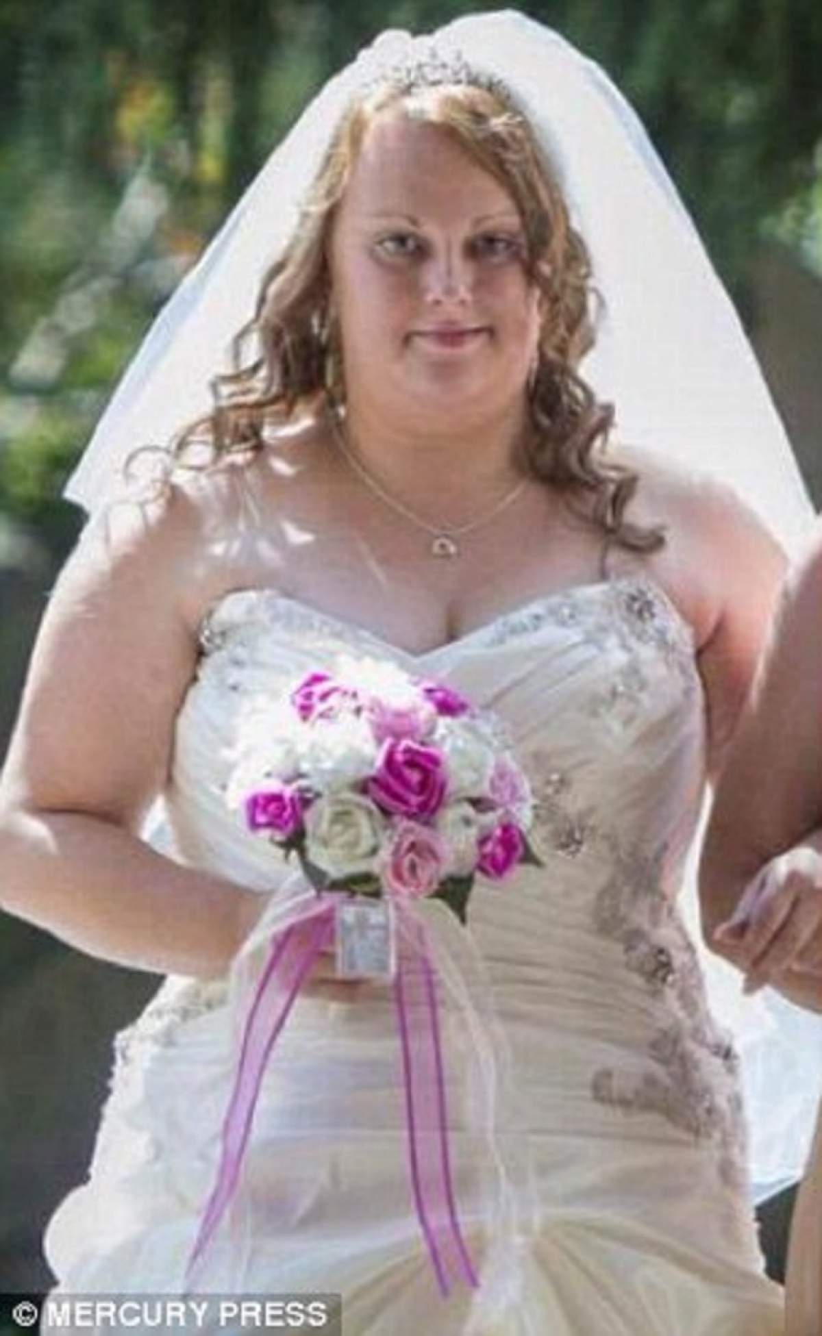 Era obeză la nuntă, dar s-a înjumătăţit. Cum arată după ce a slăbit 45 de kilograme, îmbrăcată în aceeaşi rochie de mireasă