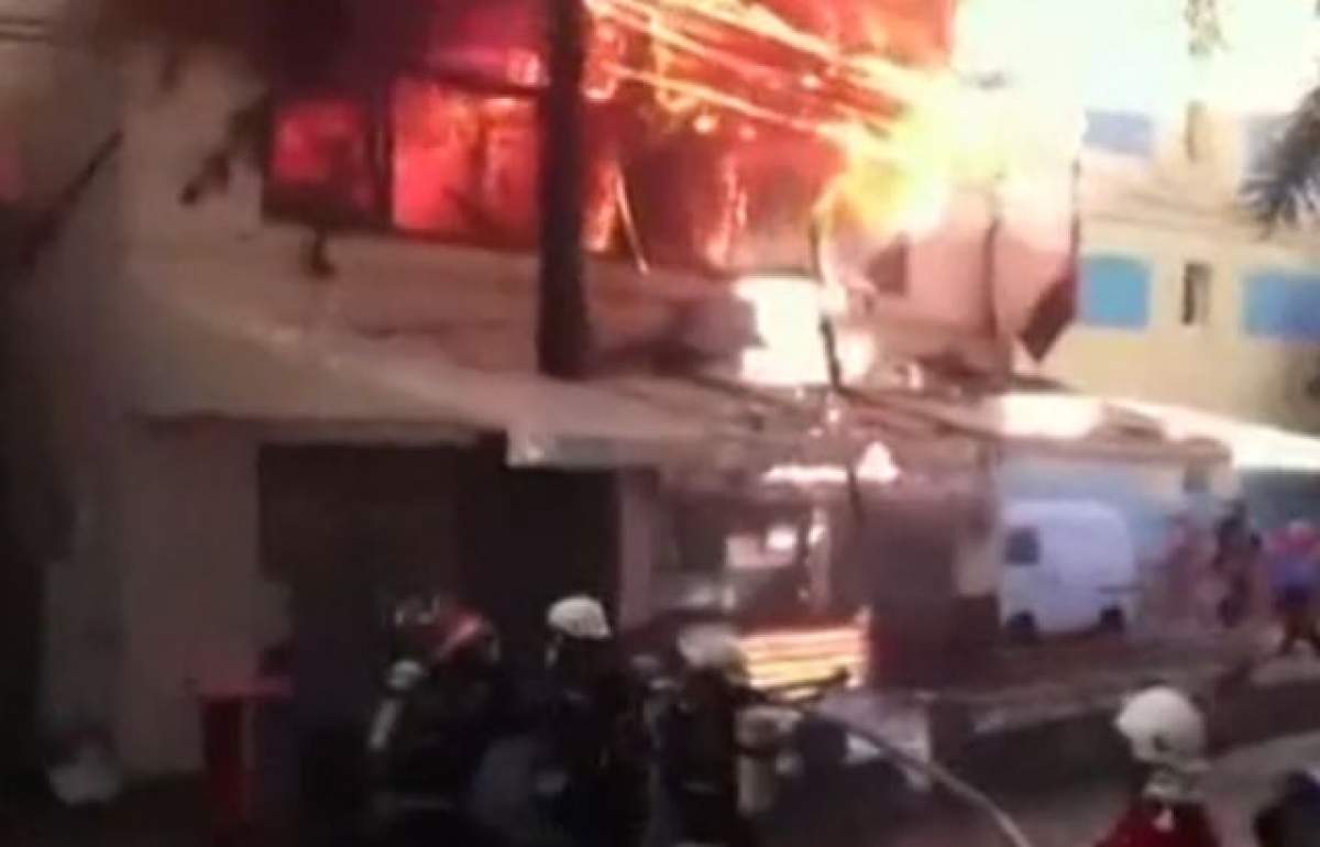 FOTO / Incendiu puternic în Braşov! Un bloc a luat foc aproape în totalitate. Zeci de locuitori au fost evacuaţi