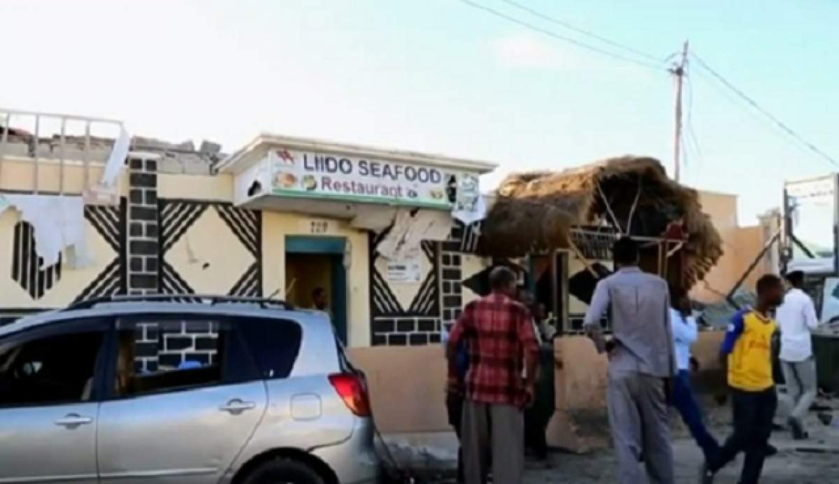 VIDEO / Atac într-un restaurant din Somalia! Cel puţin 19 persoane au murit
