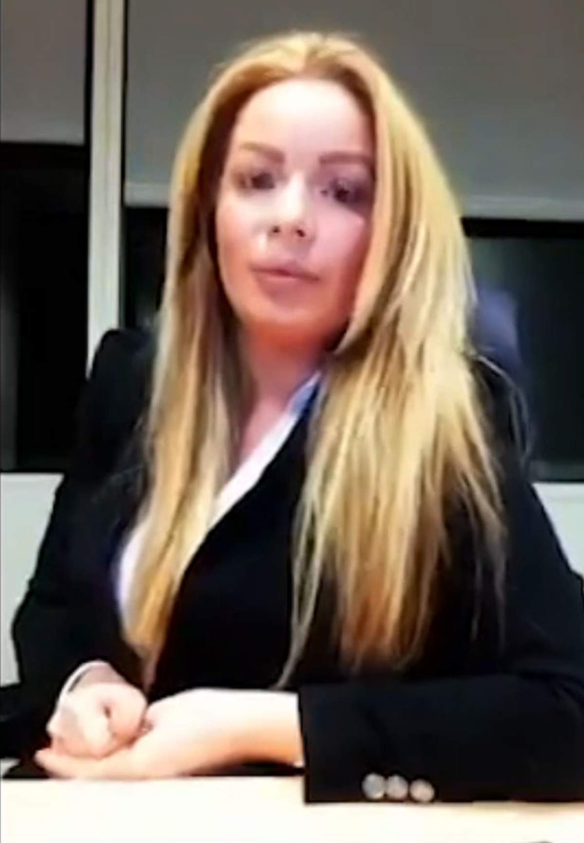VIDEO / Piţipoanca de la Drept nu e nimic. Blonda asta "tunată" îţi spune cum să reuşeşti în avocatură:"Îţi trebuie bani să ieşi în cluburi selecte ca să îţi faci relaţii"