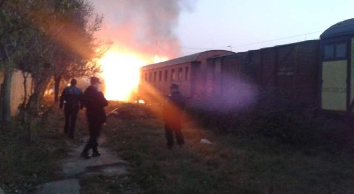 VIDEO / Flăcări și panică într-un tren din Dâmbovița. Mecanicul s-a luptat cu flăcările, călătorii au fost evacuaţi