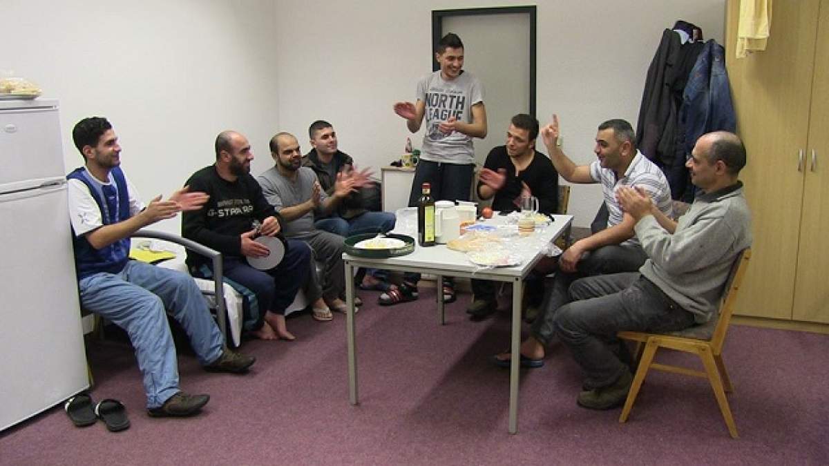 VIDEO / Imagini în premieră din lagărele cu refugiaţi sirieni! O româncă i-a surprins pe arabi aşa cum nu au mai fost filmaţi niciodată