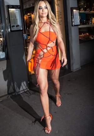 FOTO / N-are un abdoment perfect tonifiat, dar nu-i e ruşine! Rita Ora, fără lenjerie intimă la Săptămâna Modei de la Paris! Rochia mult prea decupată a lăsat tot la vedere
