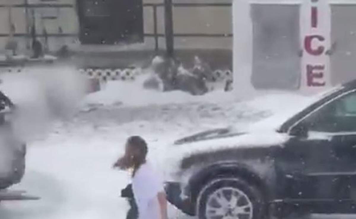 VIDEO / Clipul care a devenit INSTANT viral! O tânăra a fost filmată mergând aproape dezbrăcată prin zăpadă