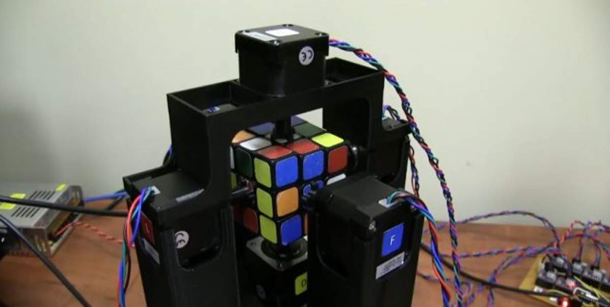 VIDEO / Nu o să îţi vină să crezi în cât timp rezolvă acest robot un cub Rubik. Punem pariu că nu poţi să îi baţi recordul