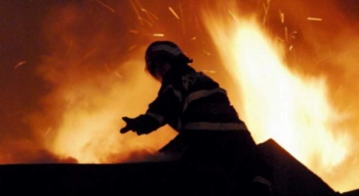 Incendiu de proporţii într-un bloc din Constanţa! O femeie a murit intoxicată cu fum