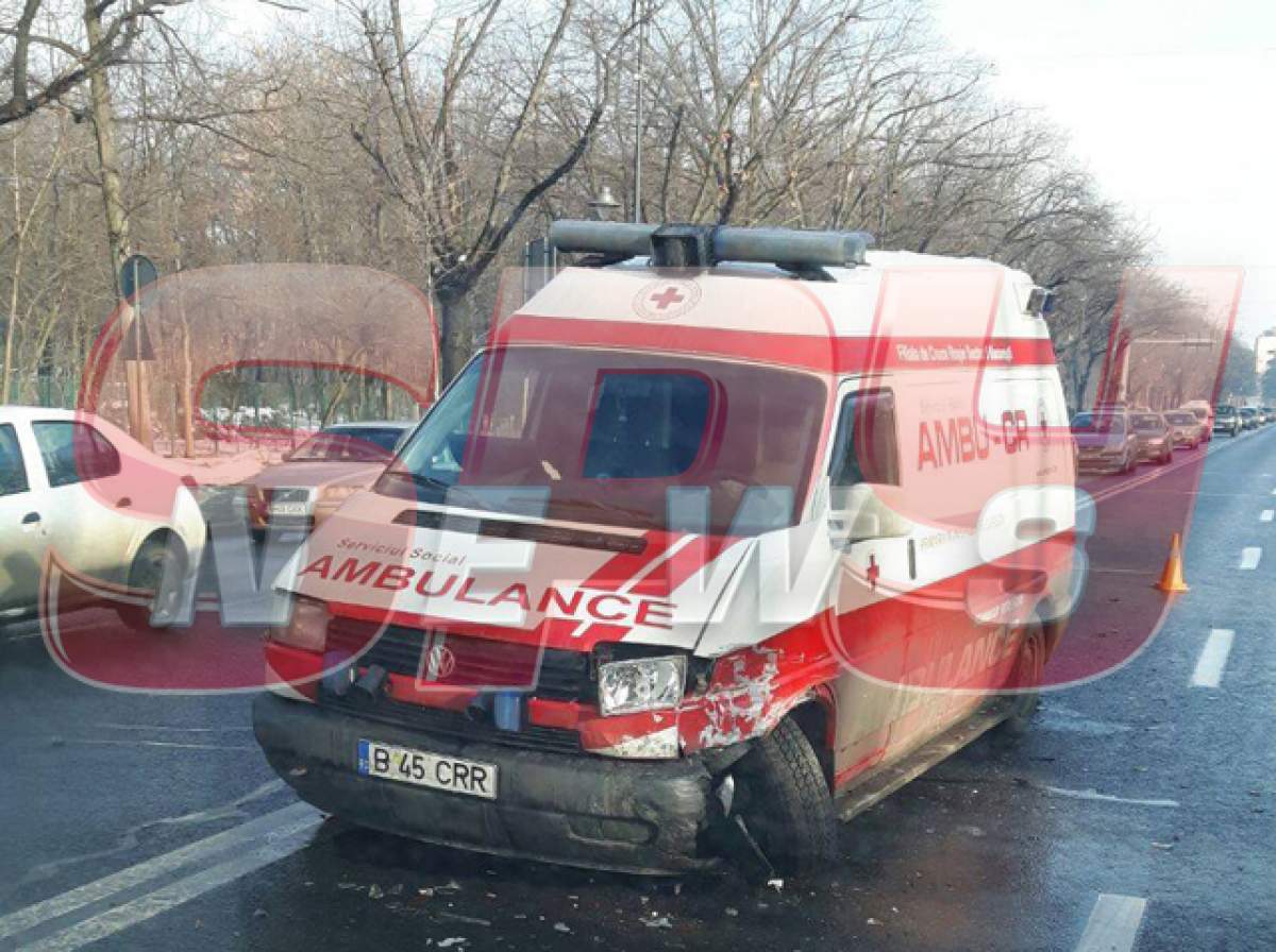 VIDEO / Ambulanţă implicată într-un accident grav, la Arcul de Triumf!