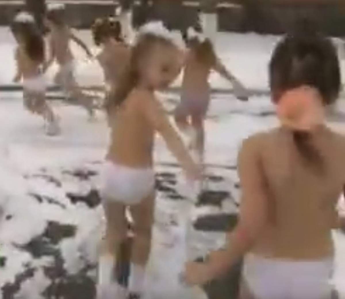 VIDEO / Asta da grădiniţă! Tăvăleală cu doamnele educatoare în zăpadă! Imaginile care au lăsat tăticii cu gurile căscate