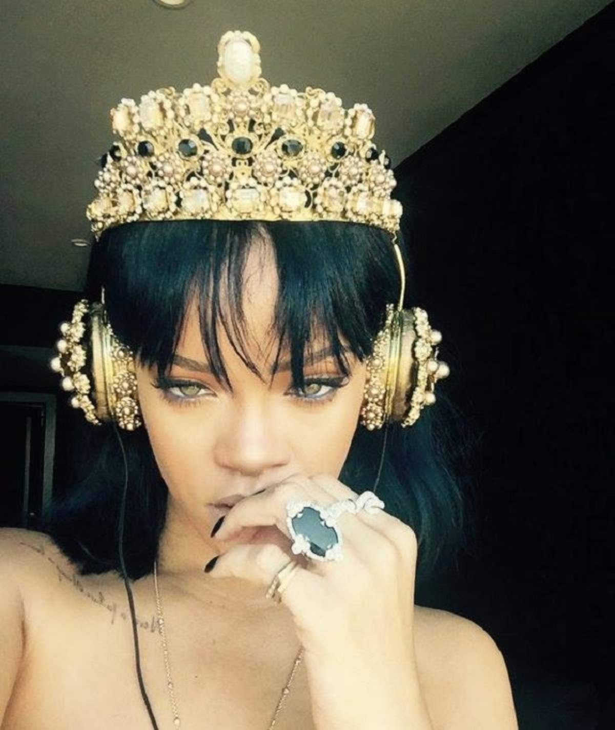 Rihanna, luată la vorbe grele de fani după ce a lansat ultima melodie! Tu îi poţi dezlega enigma?