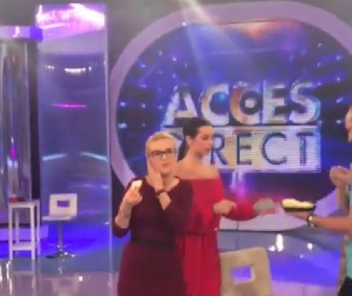 VIDEO / Imagini din timpul pauzei de publicitate de la "Acces direct"! Simona Gherghe, răsfăţuri dulci înainte de emisiune