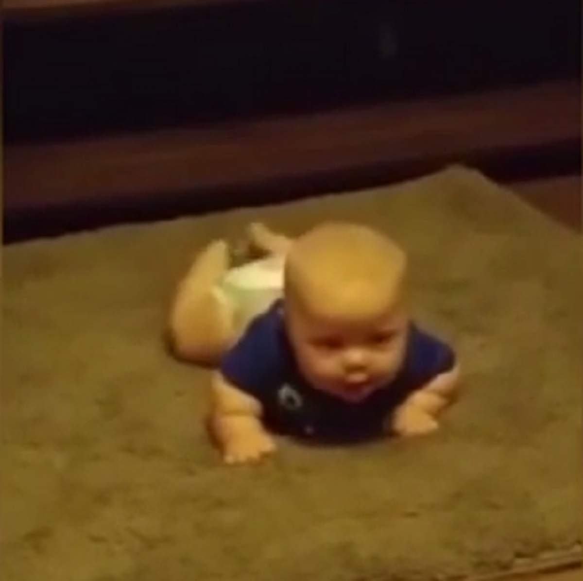 VIDEO / Pare o fotografie obişnuită cu un bebeluş, dar priveşte mai bine imaginea. Un detaliu a ajutat-o pe mamă să-i salveze viaţa copilului