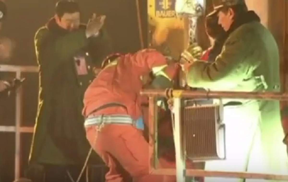 VIDEO / Minune, nu alta! Patru mineri au fost scoşi în viaţă dintr-o mină, după 36 de zile