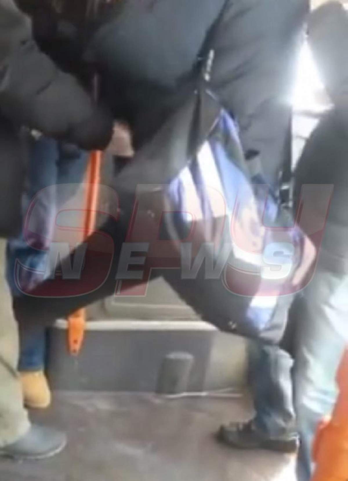 VIDEO / Ţipete şi URLETE într-un autobuz din România! Un tânăr a fost la un pas să-şi rupă piciorul, după ce a fost prins de controlori