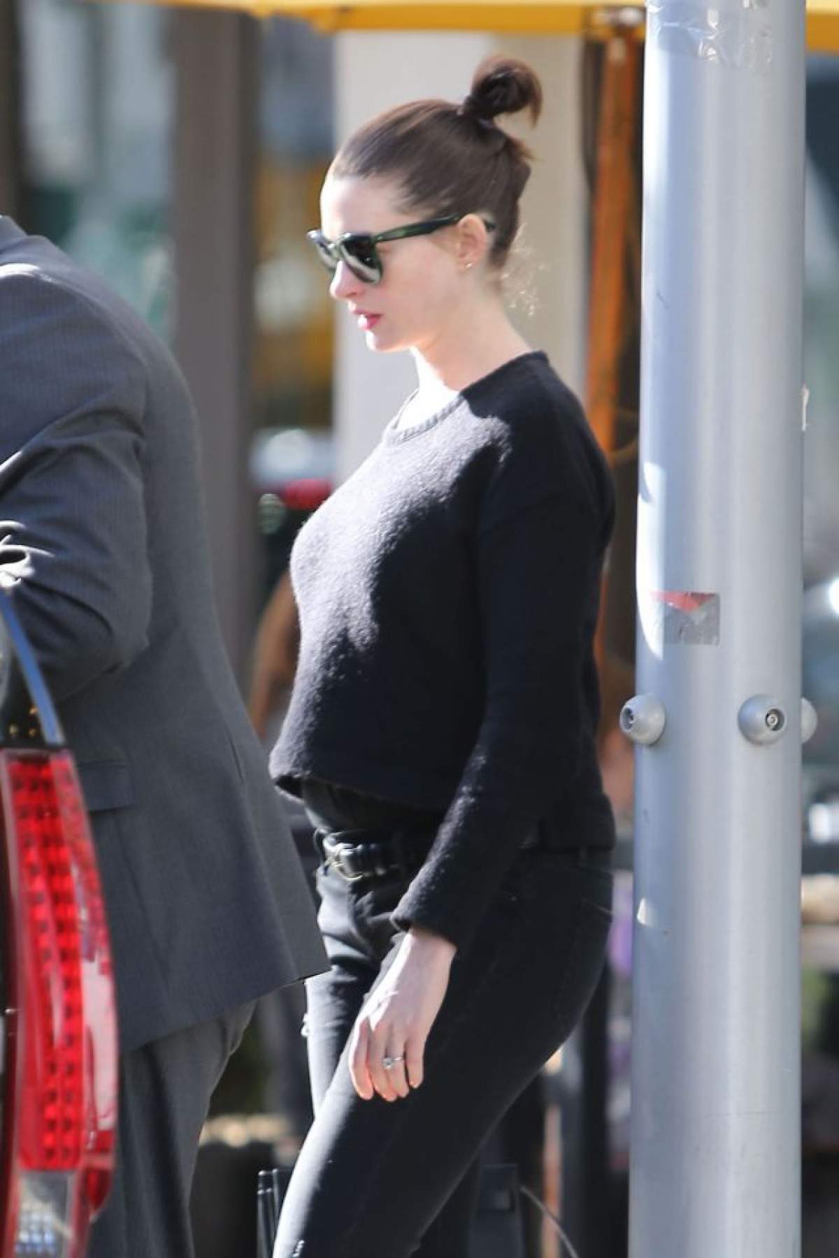 Anne Hathaway, cu burtica de gravidă la vedere! Cum arată actrița în costum de baie, însărcinată