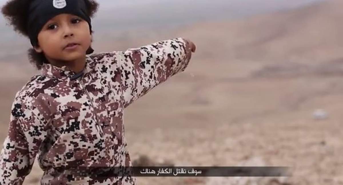 VIDEO & FOTO / Născut ASASIN! Povestea copilului care apare la sfârșitul ultimei înregistrări video în care gruparea Stat Islamic execută cinci prizonieri