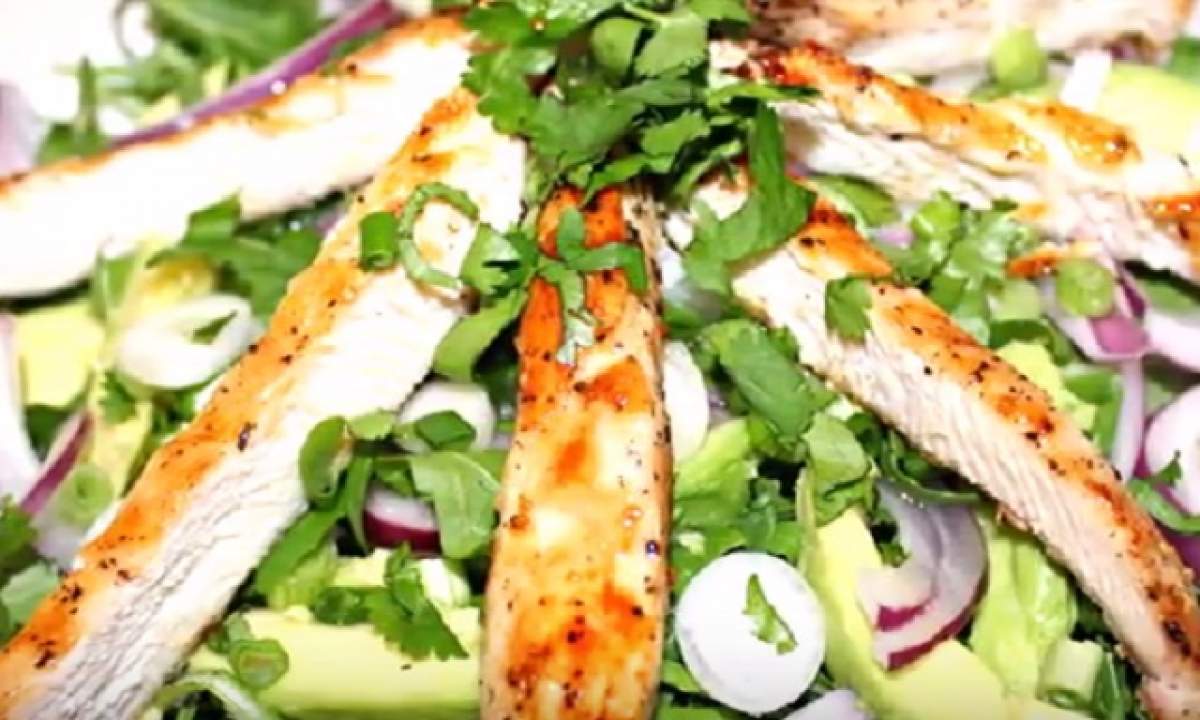 REŢETA ZILEI - Salată de pui cu avocado şi boabe de fasole! Are efect detoxifiant şi te scapă de kilogramele în plus