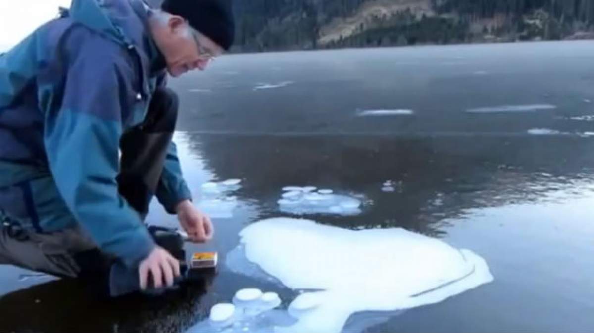 VIDEO / A luat un cuţit şi a făcut o gaură în gheaţă. Ce a urmat a uimit o lume întreagă. Trebuie să vezi asta cu ochii tăi